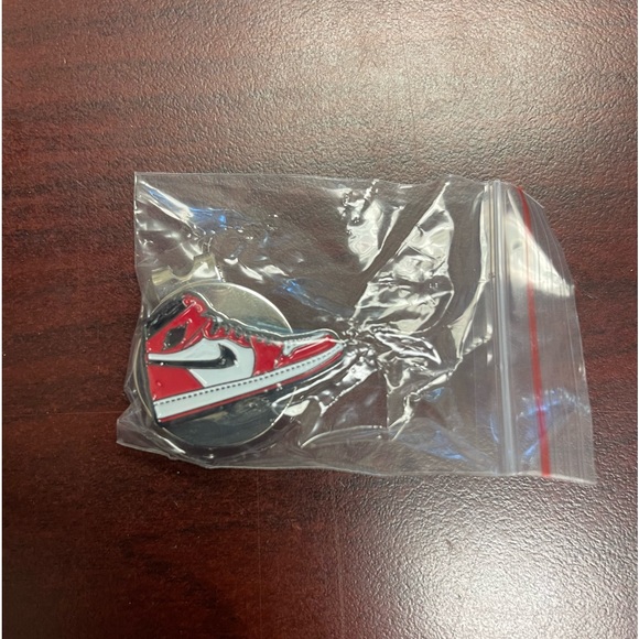 Air Jordan 1 "Chicago" Sneaker Golf Ball Marker BRAND NEW with Magnetic Hat Clip - Picture 3 of 5